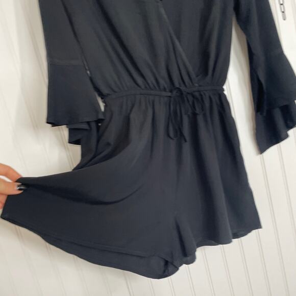 NWT Express Black Bell Sleeve Faux Wrap Romper Size XXS - Picture 4 of 9